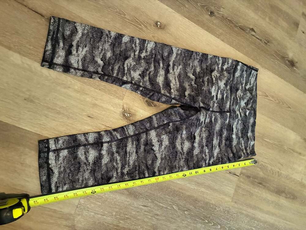 Lululemon Black and White Speckled Camo Print Cropped Leggings